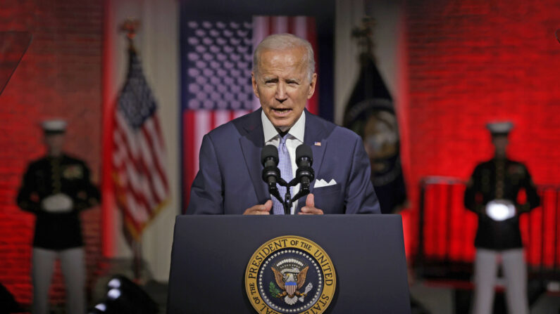 El presidente de los Estados Unidos, Joe Biden, pronuncia un discurso en el Parque Histórico Nacional de la Independencia el 1 de septiembre de 2022 en Filadelfia, Pensilvania. (Alex Wong/Getty Images)