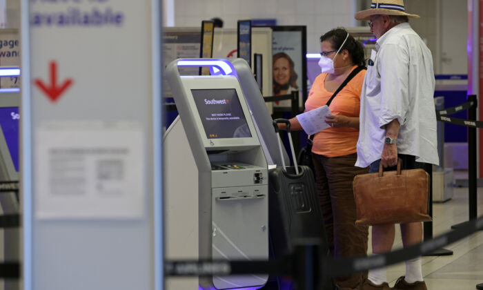 Los viajeros se registran en un quiosco del Aeropuerto Internacional de Filadelfia, el 2 de septiembre de 2022 en Filadelfia, Pensilvania. (Alex Wong/Getty Images)