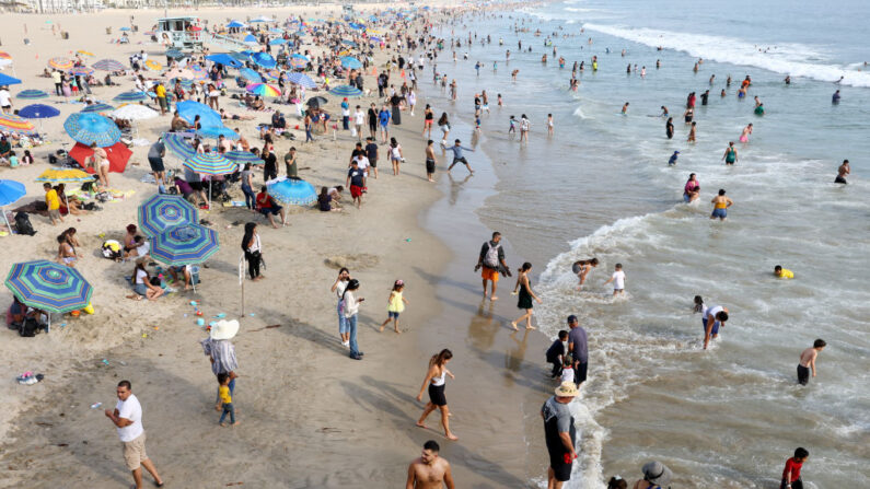 La gente se reúne a lo largo de la playa de Santa Mónica en medio de una intensa ola de calor en el sur de California, el 4 de septiembre de 2022. (Mario Tama/Getty Images)