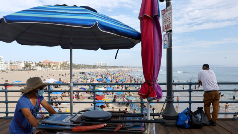 La gente se reúne en la playa de Santa Mónica en medio de una intensa ola de calor en el sur de California el 4 de septiembre de 2022 en Santa Mónica, California (EE.UU.). (Mario Tama/Getty Images)