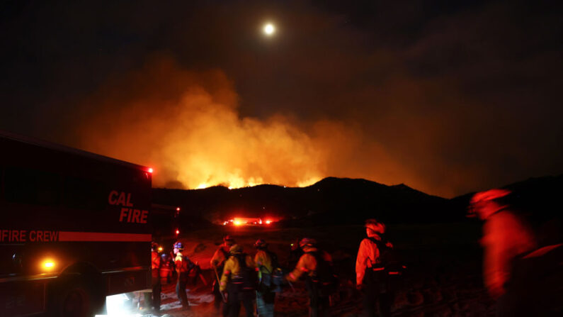 Los bomberos del Cuerpo de Conservación de California regresan a su vehículo mientras trabajan en el incendio de Fairview el 5 de septiembre de 2022 cerca de Hemet, California. (Mario Tama/Getty Images)