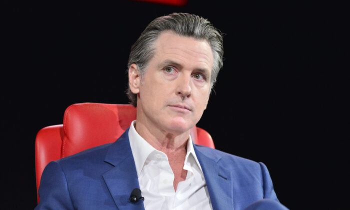 El gobernador de California, Gavin Newsom, habla en el escenario durante la Conferencia del Código 2022 de Vox Media en Beverly Hills, California, el 7 de septiembre de 2022. (Jerod Harris/Getty Images para Vox Media)