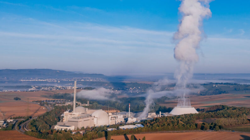 En esta vista aérea, la central nuclear de Neckarwestheim (Kernkraftwerk Neckarwestheim) se ve el 12 de septiembre de 2022 en Neckarwestheim, Alemania. (Thomas Niedermueller/Getty Images)