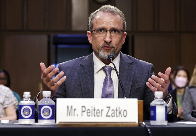 Peiter "Mudge" Zatko, exjefe de seguridad de Twitter, testifica ante el Comité Judicial del Senado sobre la seguridad de los datos en Twitter, en el Capitolio de EE.UU., el 13 de septiembre de 2022. (Kevin Dietsch/Getty Images)

