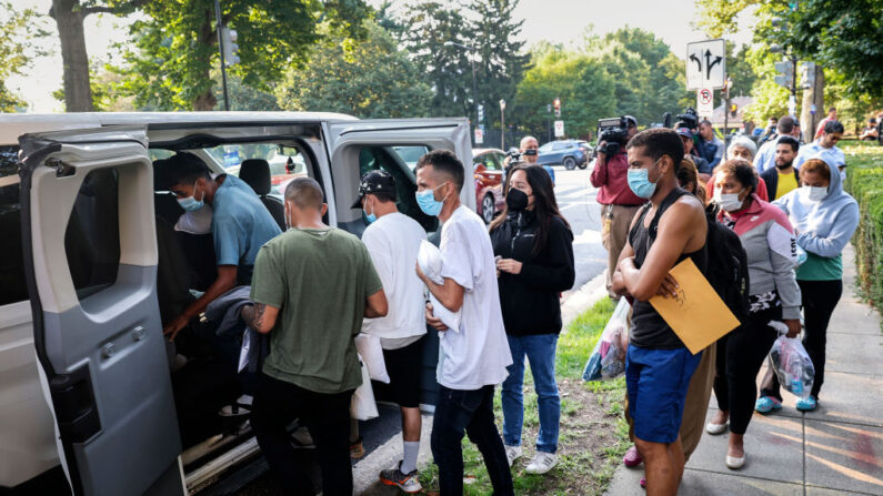 Migrantes de Centro y Sudamérica suben a furgonetas cerca de la residencia de la vicepresidente de EE.UU., Kamala Harris, tras ser dejados el 15 de septiembre de 2022 en Washington, D.C. (Kevin Dietsch/Getty Images)
