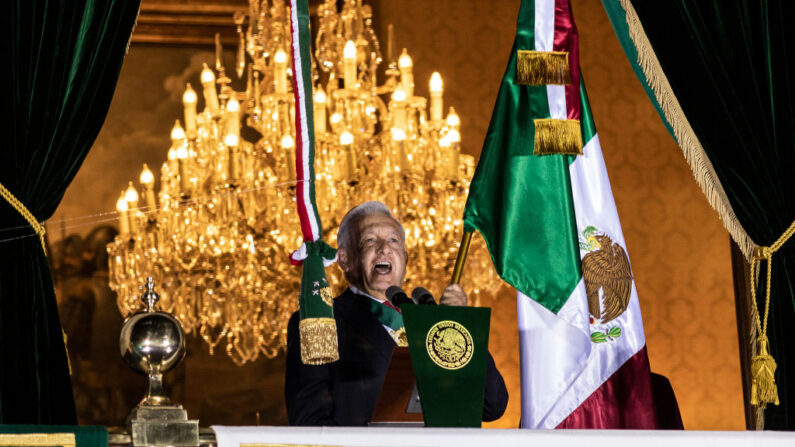 Andrés Manuel López Obrador, presidente de México, habla durante el Grito de Independencia anual como parte de las celebraciones del Día de la Independencia de México en el Zócalo el 15 de septiembre de 2022 en la Ciudad de México, México. (Cristopher Rogel Blanquet/Getty Images)