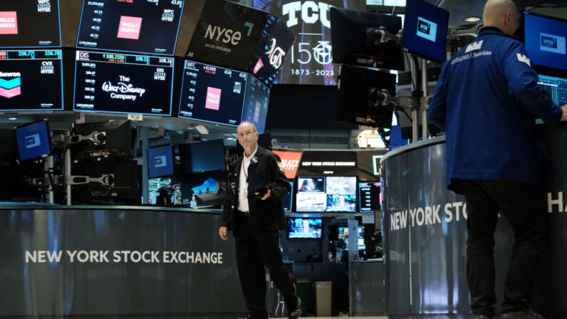  Los operadores trabajan en el parqué de la Bolsa de Nueva York (NYSE) el 16 de septiembre de 2022 en la ciudad de Nueva York. (Spencer Platt/Getty Images)