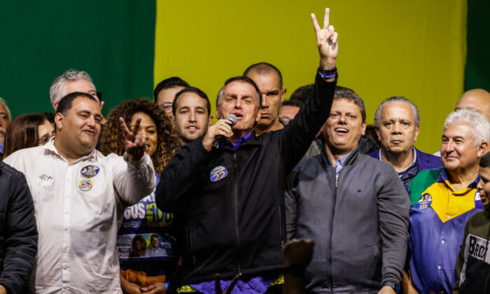 El presidente de Brasil y candidato presidencial, Jair Bolsonaro, habla con sus seguidores durante un mitin previo a las elecciones del domingo, en Santos, Brasil, el 28 de septiembre de 2022. (Alexandre Schneider/Getty Images)
