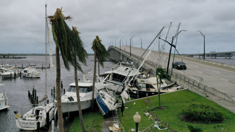 Barcos empujados hacia una calzada después de que el huracán Ian pasó por la zona el 29 de septiembre de 2022 en Fort Myers, Florida. (Joe Raedle/Getty Images)