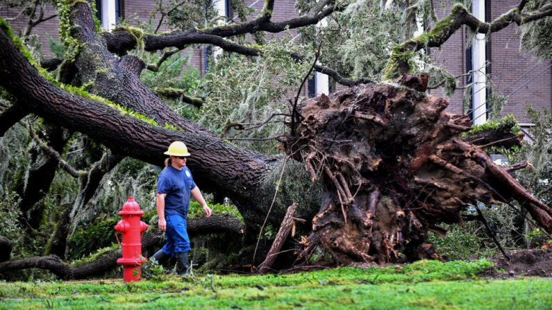 Un trabajador repara las líneas de energía durante un apagón después de que el huracán Ian pasara por la zona el 29 de septiembre de 2022 en Bartow, Florida. (Gerardo Mora/Getty Images)