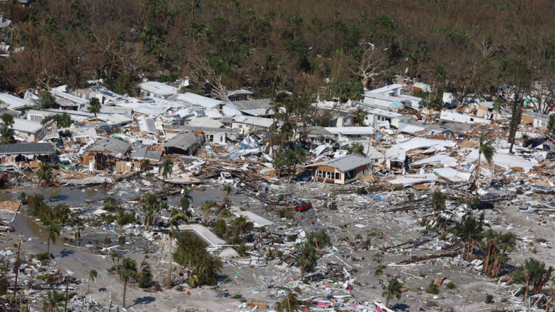 Una vista aérea en que se ven edificios dañados por el paso del huracán Ian el 29 de septiembre de 2022 en Fort Myers Beach, Florida. El huracán Ian arrasó con fuertes vientos, marejadas ciclónicas y lluvias a la zona causando severos daños. ( Joe Raedle/Getty Images)