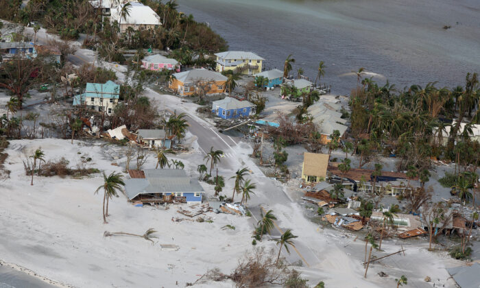 En esta vista aérea, las casas muestran algunos daños tras el paso del huracán Ian por la zona en Sanibel, Florida, el 29 de septiembre de 2022. (Joe Raedle/Getty Images)