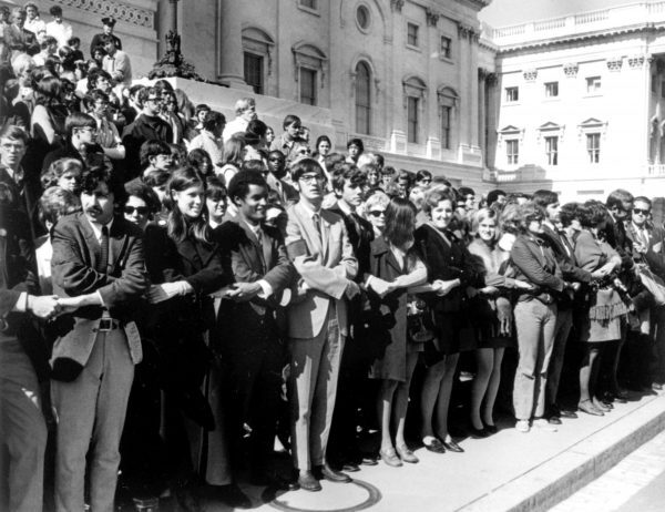 Manifestantes contra la guerra, con brazaletes negros, llenan las escaleras del edificio del Capitolio de los Estados Unidos y se toman de las manos el día de la Moratoria Nacional en Washington D.C., para protestar contra la continuación de la guerra en Vietnam, el 15 de octubre de 1969. (AFP/Getty Images)
