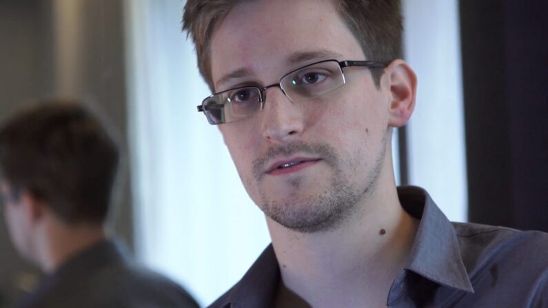 El excontratista de inteligencia estadounidense Edward Snowden habla durante una entrevista en Hong Kong el 1 de enero de 2013. (The Guardian vía Getty Images)
