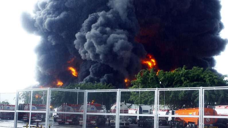 En una fotografía de archivo, vista parcial de la refinería de Guaraguao después de que se produjera un incendio al caer un rayo en una balsa de tratamiento, en Puerto la Cruz, estado de Anzoátegui, a 220 km al este de Caracas (Venezuela), el 11 de agosto de 2013. (Jose Manuel Rondon/AFP vía Getty Images)