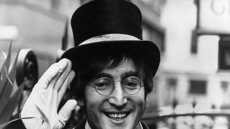 Fotografía del cantante y compositor de rock británico John Lennon (1940 - 1980) saludando y llevando un sombrero de copa, vestido como asistente de un club "sólo para miembros" para un sketch de la serie de televisión británica, "Not Only...But Also", en la calle Berwick en el Soho, Londres, Inglaterra, el 28 de noviembre de 1966. (Express/Getty Images)