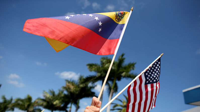 Una persona sostiene una bandera venezolana y estadounidense el 1 de marzo de 2014 en Miami, Florida. (Joe Raedle/Getty Images)