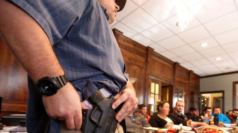 Damon Thueson muestra una funda en una clase de permiso de portación oculta de armas organizada por "USA Firearms Training" el 19 de diciembre de 2015 en Provo, Utah. (George Frey/Getty Images)
