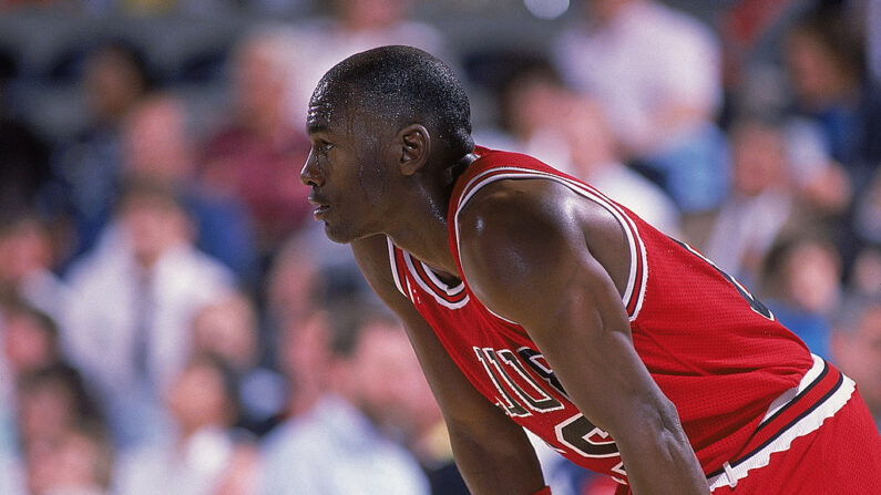 1988: Michael Jordan #23 de los Chicago Bulls descansa en la cancha durante un partido. (Mike Powelll/Allsport/Getty Images)