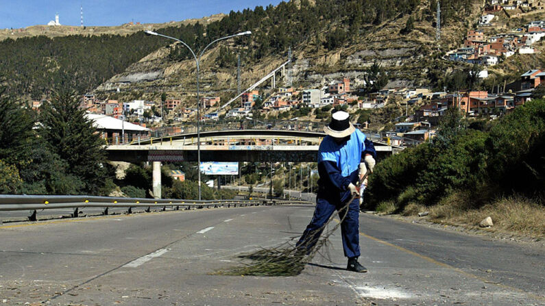 Una imagen de archivo de trabajador limpiando una carretera en El Alto-La Paz Bolivia. (ALI BURAFI/AFP a través de Getty Images)