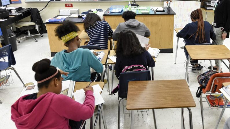 Estudiantes de preparatoria trabajan en un aula en Homestead, Florida, el 10 de marzo de 2017. (RHONA WISE/AFP/Getty Images)
