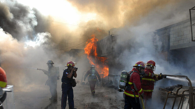 En una imagen de archivo, los bomberos intentan sofocar el incendio en el mercado de La Terminal el 20 de noviembre de 2006 en Ciudad de Guatemala (Guatemala). (STR/AFP vía Getty Images)