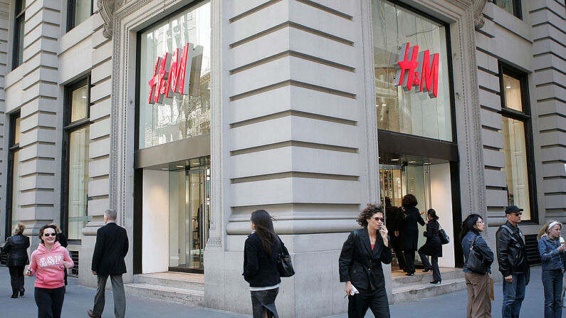 La gente pasa por una tienda de ropa H&M de Manhattan el 29 de marzo de 2007 en la ciudad de Nueva York. (Foto de Bryan Bedder/Getty Images)
