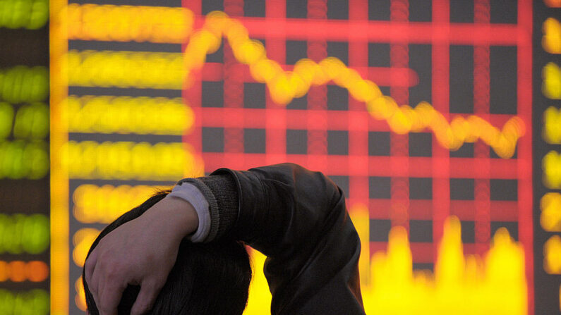 Imagen de archivo. Tablero electrónico que muestra un gráfico descendente del índice de precios de las acciones en una empresa de valores en Chengdu, en la provincia suroccidental china de Sichuan, el 18 de marzo de 2008. (Liu Jin/AFP via Getty Images)
