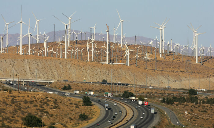 Las turbinas eólicas gigantes son impulsadas por los fuertes vientos predominantes cerca de Palm Springs, California, el 13 de mayo de 2008. (David McNew/Getty Images)