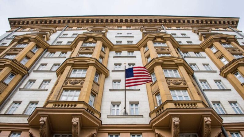 Una foto de archivo tomada el 31 de julio de 2017, del edificio de la embajada de Estados Unidos en Moscú. (Mladen Antonov/AFP vía Getty Images)
