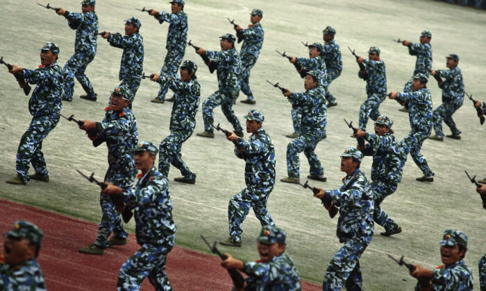 Estudiantes de primer año practican habilidades de lucha durante un entrenamiento militar en una universidad china, en el condado de Gaochun de la provincia de Jiangsu, China, el 25 de septiembre de 2008. (China Photos/Getty Images)
