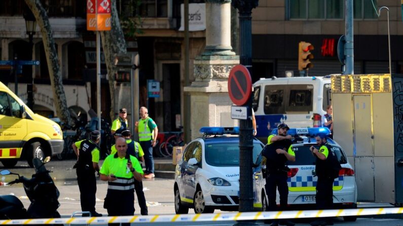 En una fotografía de archivo, se ven miembros del personal médico y policías en la Rambla de Barcelona (España) el 17 de agosto de 2017. (Josep Lago/AFP vía Getty Images)