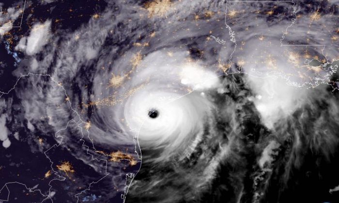 Captura del satélite GOES Este de la NOAA del huracán Harvey en momentos en que la tormenta toca tierra poco después de las 8:00pm CDT el 25 de agosto de 2017 en una foto de archivo. (Proyecto GOES de la NASA/NOAA vía Getty Images)