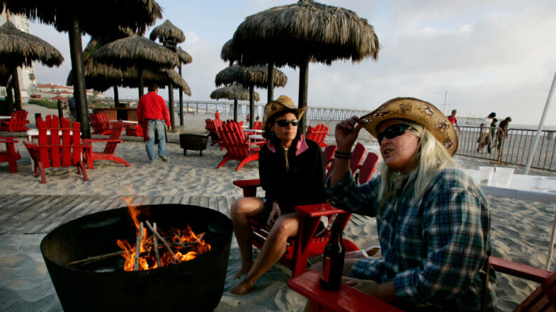 Carol Arthur (D) y Tammy Delu, de Seattle, sentadas en un bar de la playa el 1 de abril de 2009 en Rosarito, México.(Sandy Huffaker/Getty Images)
