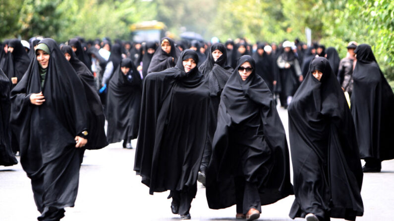 Mujeres iraníes marchan después de las oraciones semanales del viernes en Teherán, Irán, el 8 de julio de 2011. (Atta Kenare/AFP vía Getty Images)