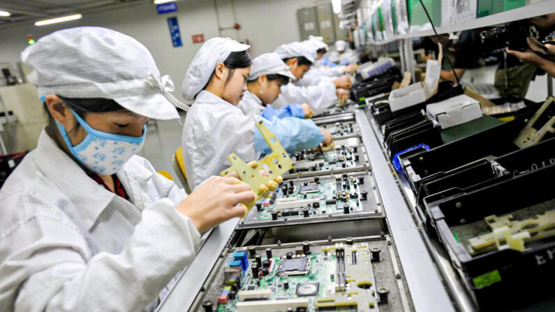 Trabajadoras chinas ensamblan componentes electrónicos en la fábrica del gigante tecnológico taiwanés, Foxconn, en la ciudad de Shenzhen, provincia de Guangdong, China, el 26 de mayo de 2010. (AFP/AFP/Getty Images)
