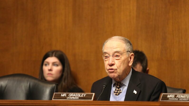 El senador Chuck Grassley (R-Iowa) presidente del Comité Judicial del Senado, en la audiencia del panel en Washington el 12 de diciembre de 2018. (Jennifer Zeng/The Epoch Times)
