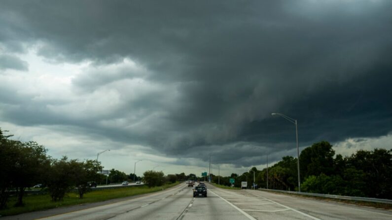 Nubes de tormenta se ven mientras el huracán Ian se acerca en San Petersburgo, Florida, el 26 de septiembre de 2022. (Ricardo Arduengo/AFP vía Getty Images)