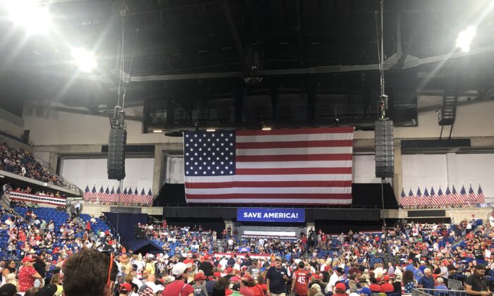 Los asistentes esperan la llegada del presidente Donald Trump al Mohegan Sun Arena, en Wilke-Barre, Pensilvania, para su mitin "Save America" (Salvar América) el 4 de septiembre de 2022. (Bill Pan/The Epoch Times)
