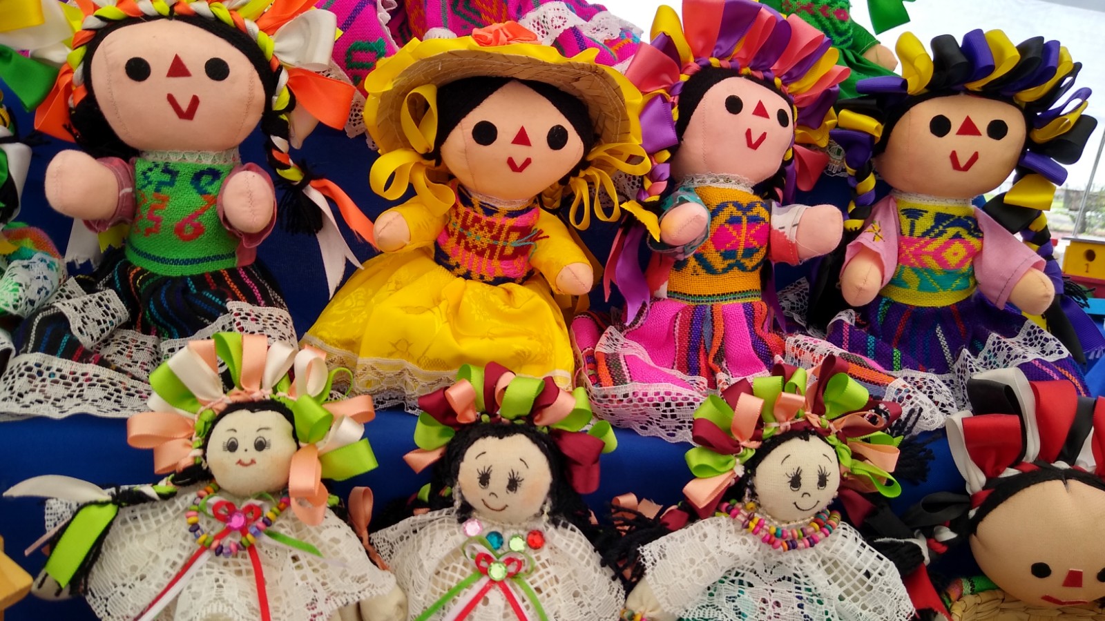 Muñeca mexicana artesanía otomí de tela y estambre (Crédito: B. Téllez)
