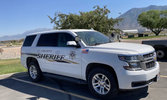 Una patrulla de la Oficina del Sheriff del Condado de Utah se encuentra estacionada en el complejo de seguridad pública en Spanish Fork, Utah, el 27 de junio de 2022. (Allan Stein/The Epoch Times)