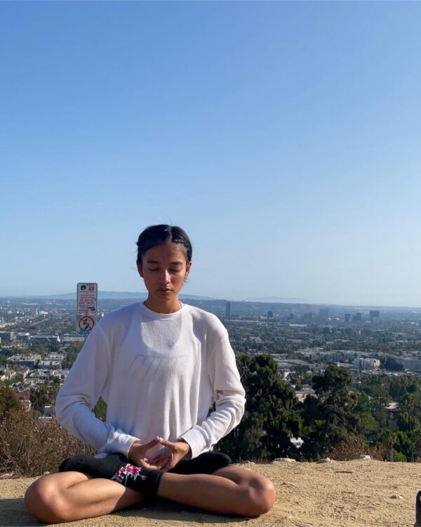 Sumaya Hazarika practicando el ejercicio de meditación de Falun Gong en Runyon Canyon, en Los Ángeles. (Cortesía de Sumaya Hazarika)