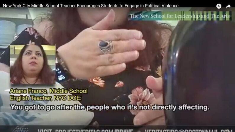 Ariane Franco, maestra de inglés en una escuela secundaria de Nueva York, dice a un periodista que enseña a sus alumnos estrategias para la violencia política. (Captura de pantalla/Project Veritas)
