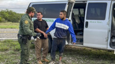Arrestos en frontera EE.UU.-México superan los 2 millones en un año por primera vez en la historia