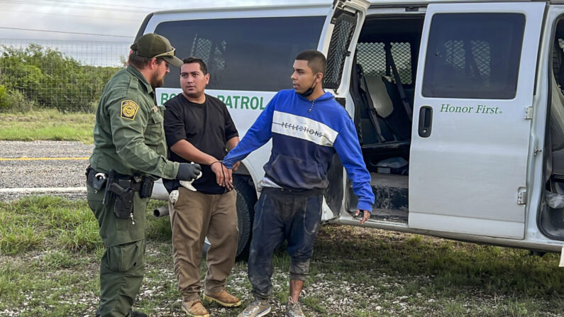 La Patrulla Fronteriza detiene a seis inmigrantes ilegales que pasaban de contrabando por la frontera entre Estados Unidos y México, a través del condado de Kinney, Texas, el 28 de agosto de 2022. (Charlotte Cuthbertson/The Epoch Times)
