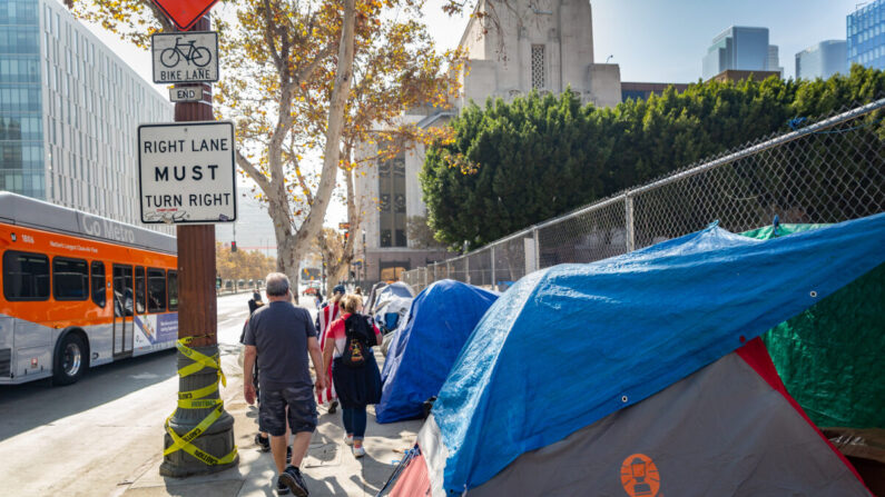 Un campamento de personas sin hogar en el centro de Los Ángeles, el 8 de noviembre de 2021. (John Fredricks/The Epoch Times)
