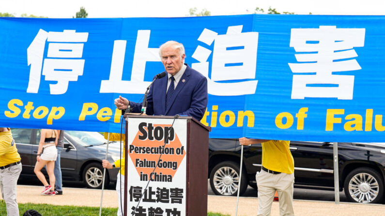 El congresista Steve Chabot (R-Ohio) habla en una manifestación para conmemorar el 23º aniversario del inicio de la persecución del grupo espiritual Falun Gong por parte del régimen chino, celebrada en el National Mall de Washington el 21 de julio de 2022. (Larry Dye/The Epoch Times)
