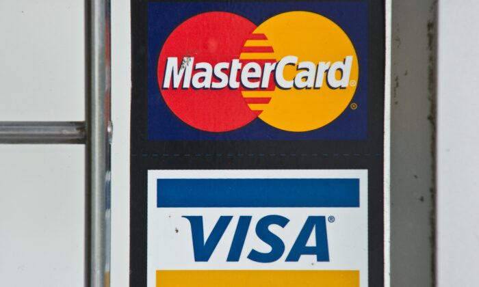 Los logotipos de las tarjetas de crédito Visa y MasterCard se aprecian en la vitrina de una tienda en Washington, el 30 de marzo de 2012. (Nicholas Kamm/AFP a través de Getty Images)