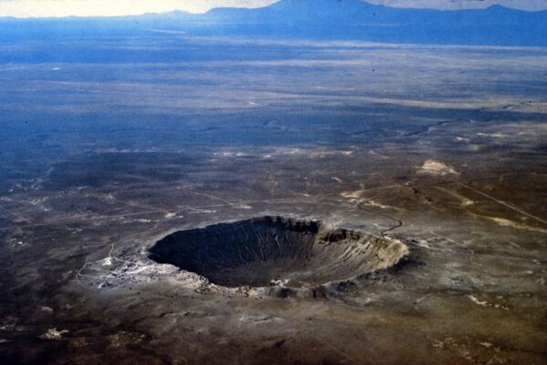El cráter del meteorito en Arizona, creado hace 50,000 años por un impactador de solo 50 metros de diámetro, demuestra que la acreción del sistema solar no terminó. (D. Roddy/U.S. Geological Survey)