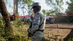 Hallan más de 120 migrantes dentro de camión abandonado en pueblo mexicano cercano a Texas